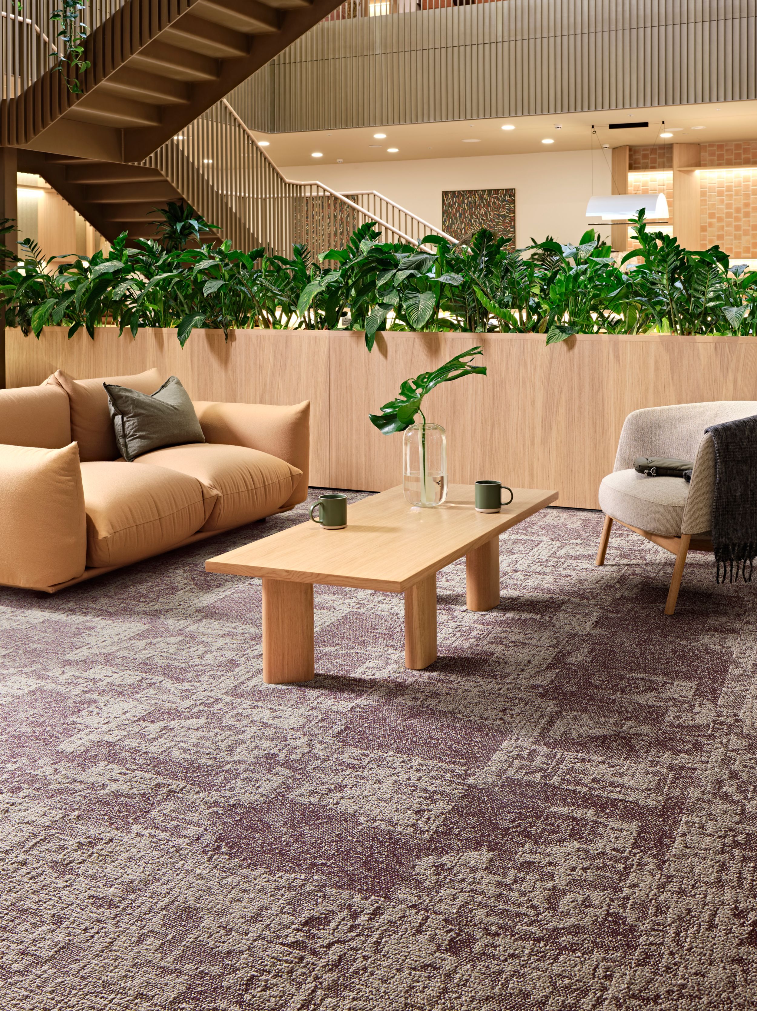 Interface In Motion and Shift Point carpet tile in workplace lobby Bildnummer 4